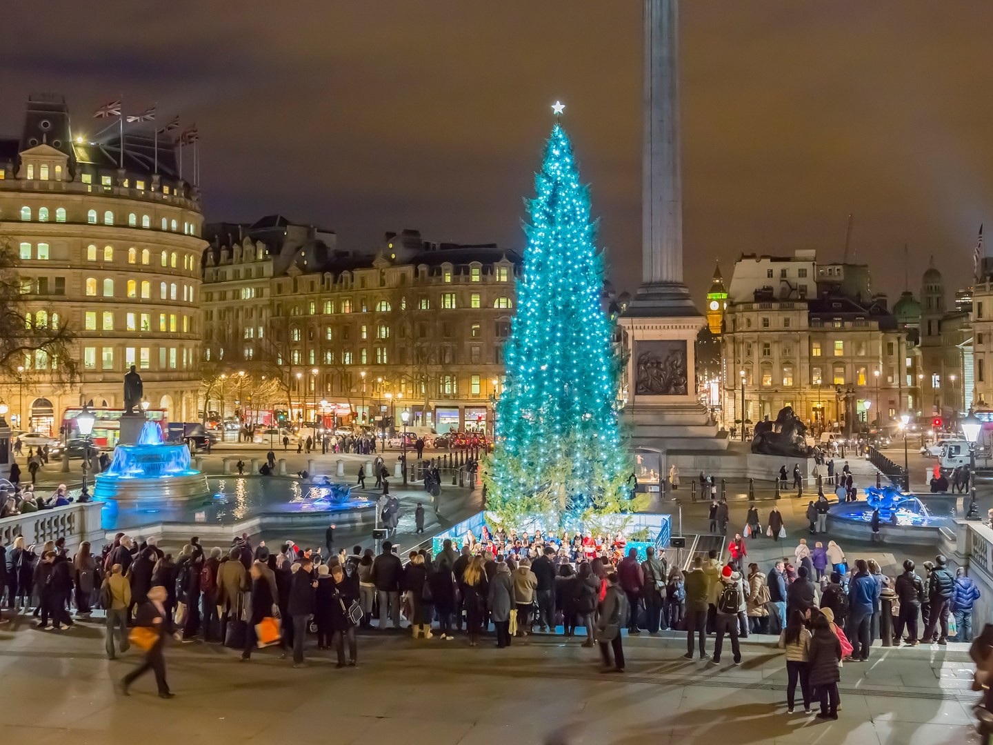 1481606787london-trafalgar-square-tree-GettyImages-455065431.jpg