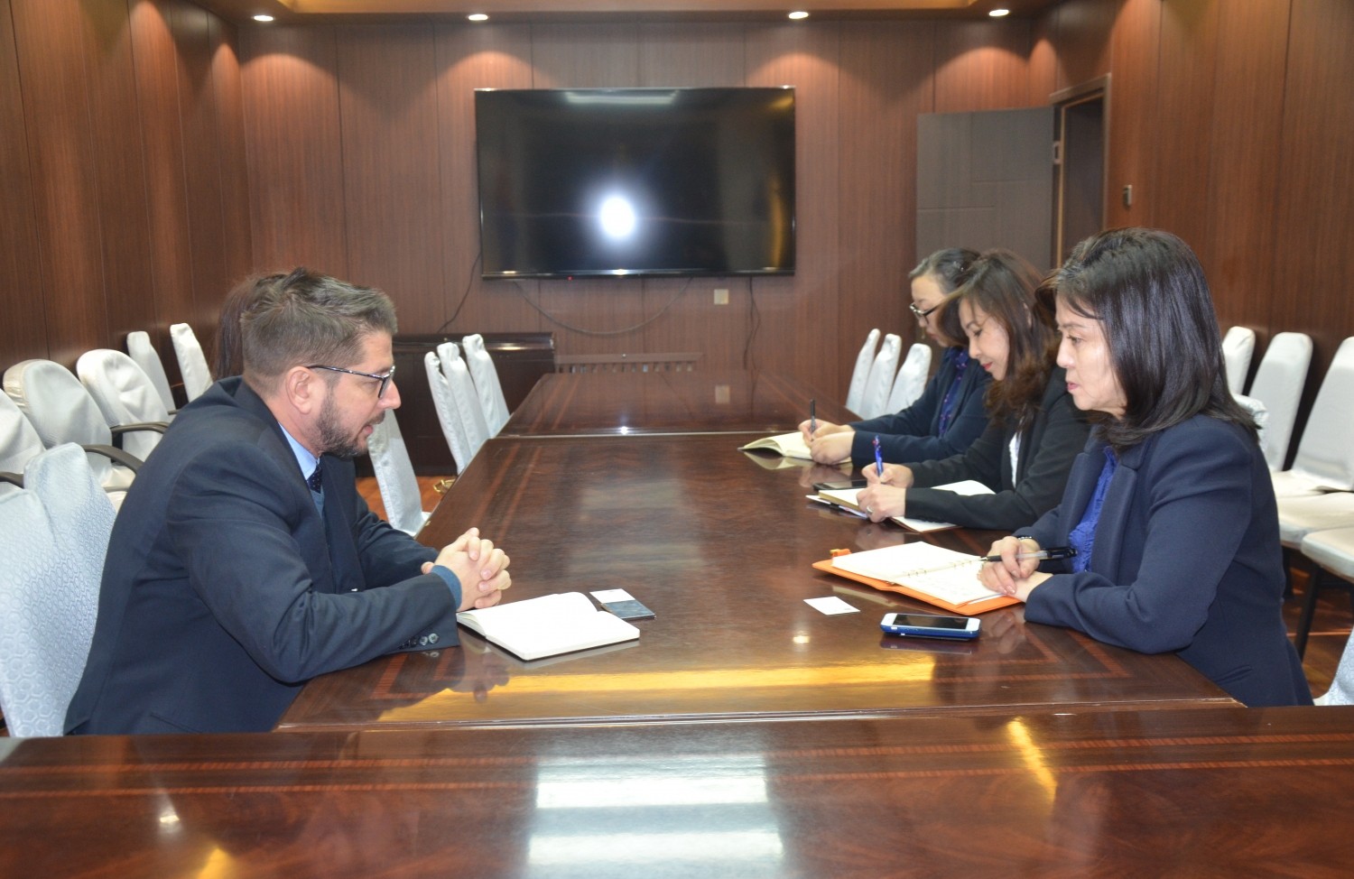 Эрүүл мэндийн дэд сайд Л.Бямбасүрэн Бүгд Найрамдах Куба Улсын Элчин Сайдыг хүлээн авч уулзав