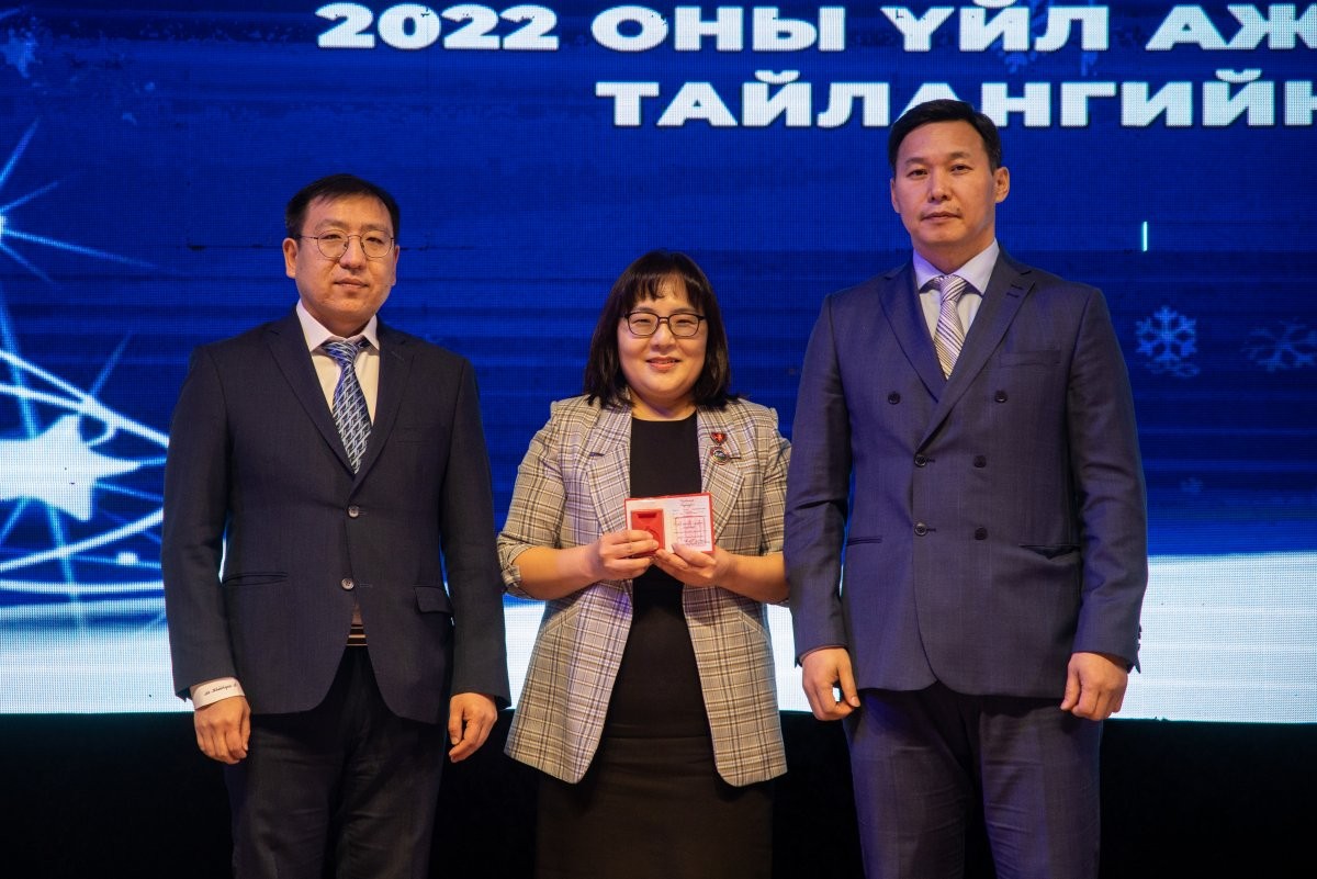 Улсын нэгдүгээр төв эмнэлэг 2022 оны ажлаа дүгнэж, шинэ технологи эмчилгээг нэвтрүүлсэн ШИЛДГҮҮДЭЭ тодруулж урамшууллаа